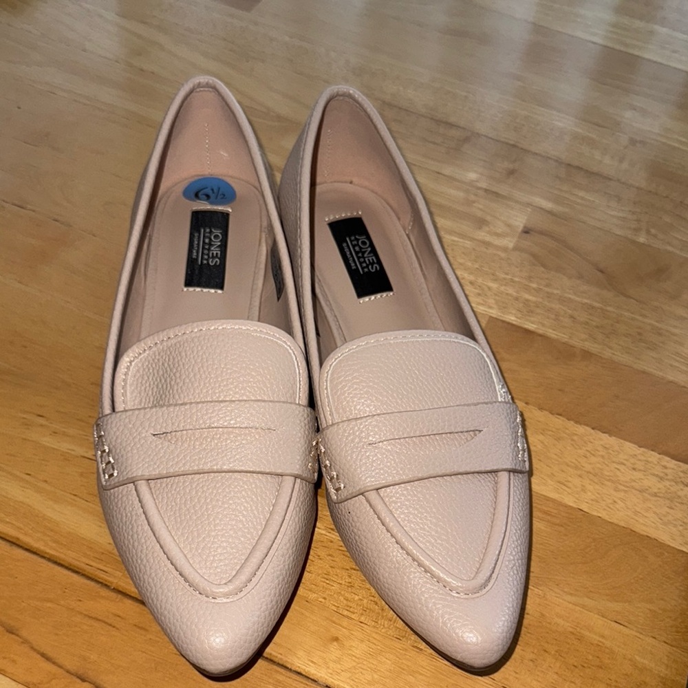 Jones New York Women's Cream Loafers (never worn. Brand new)